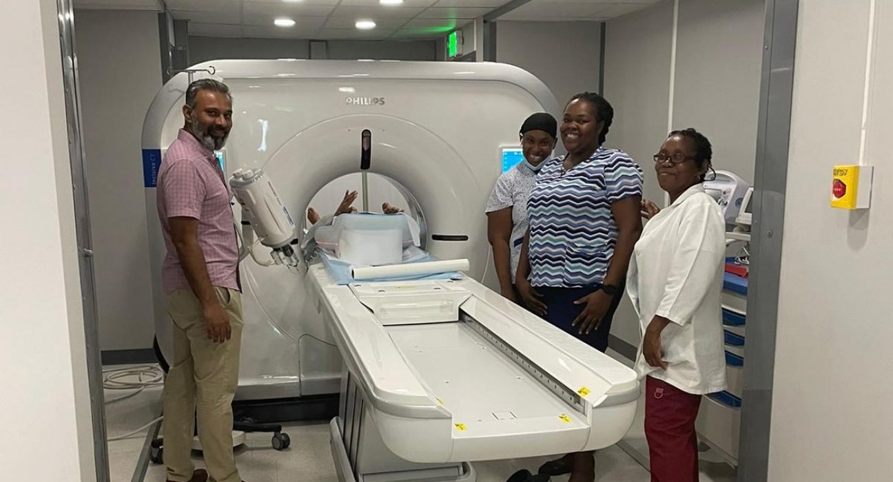 Dr Shah and the radiologists at Glendon Hospital stand around the new CT scanner. (MOHSS Photo)